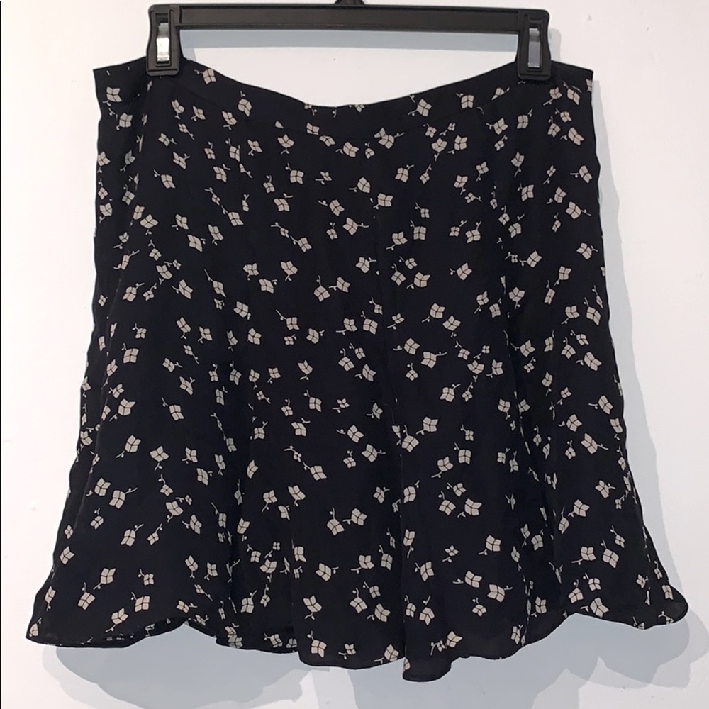 Flirty floral mini skirt